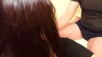 Süße asiatische Sekretärin fickt draußen, schluckt Creampie