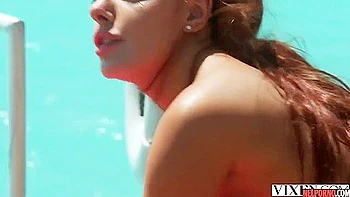 Рыжая подросток трахается на улице с большим членом