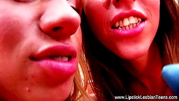 Lesbiennes 18+ jouent avec des jouets dans la cuisine