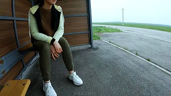 Black Lynn suce en POV risqué à l'arrêt de bus