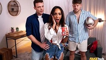 Луна Блэккс с огромными сиськами трахает двух мужиков