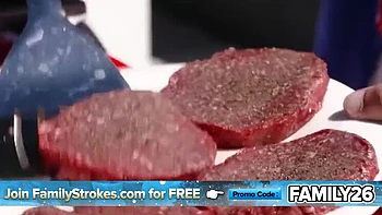 Madrasta e enteada dividem pau grande no churrasco da família