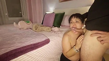 Пухлая жена в позе раком с кремпай в волосатую киску