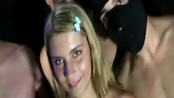 Katrina chupando fundo e levando uma enorme gozada