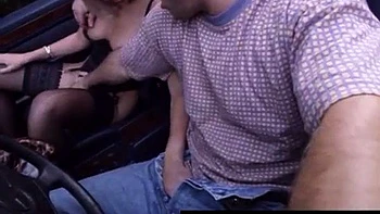 Putita rubia chupando polla gorda en trio perrito