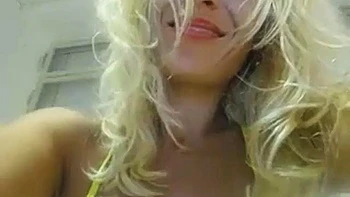 Blonde amateur en solo devant la webcam