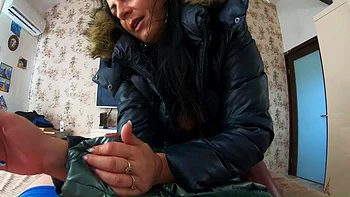 MILF latina con culo grande follada duro a cuatro patas