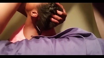 Ebony chupa y traga polla negra con venas grandes