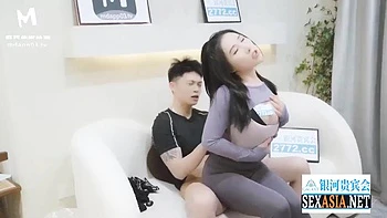 Китаянка сосет, скачет на члене и трахается сзади