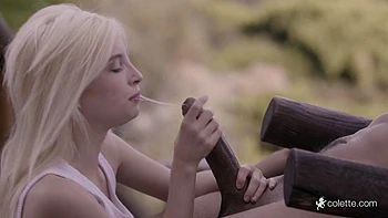 Piper loira chupando um pau grande