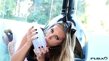 Samantha Saint se masturbe nue dans un bain de lait