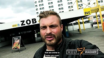 Sidney Dark fodendo mãe gótica no trem à vista de todos