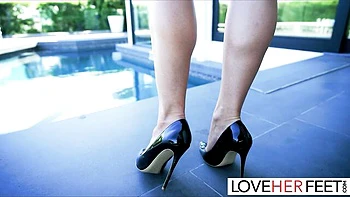 Queenie Sateen fodendo e lambendo pés sensuais