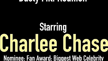Busige Hausfrau Charlee Chase & Brooke Tyler im Dreier