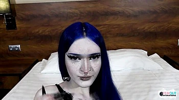 Malvina sorridente se masturba de meia-calça