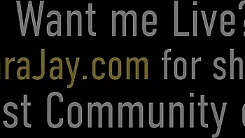 Seios enormes e bunda grande de Sara Jay em strap-on lésbico