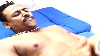 Heiße Frau mit cremigem Anal-Dreier