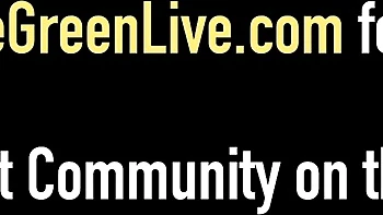 Latinas tetonas Maggie Green y Raquel juegan con sus culos