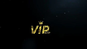 Alexa Tomas urine et se masturbe dans clip girl-girl coquin