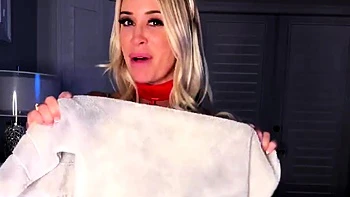 AshleyK aux gros seins en silicone se fait baiser