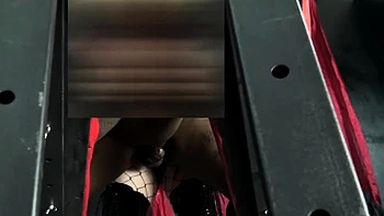 Графиня Никс трахает задницу черной шалуньи