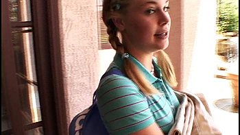 Schlampige blonde Teen leckt sich draußen ihre enge Fotze