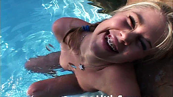 Adolescente loira excitada se masturba ao ar livre depois do strip