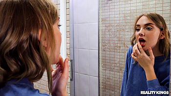 Atrapada siendo infiel: perrito en la sala