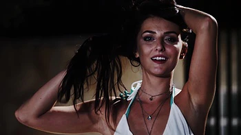 Katy Rose en position cowgirl, chatte léchée et cheveux longs