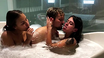 Heiße Brünette July fickt im Dreier in der Badewanne
