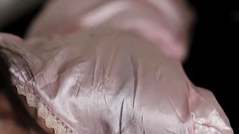 Лохматая индианка в обтягивающем атласном платье