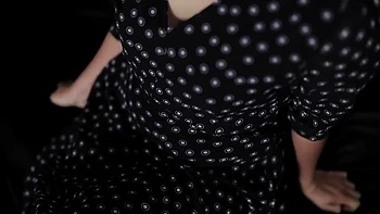 Indo-Mädchen im sexy Kleid fickt sich bis sie nass wird