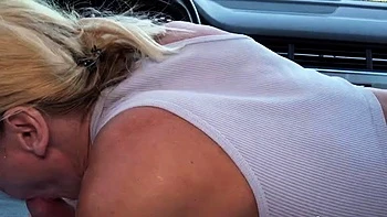 Melissa Rosa folla su coño lleno de semen al aire libre