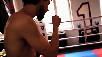 Брюнетка в женском доминировании с фетишем ног в борьбе