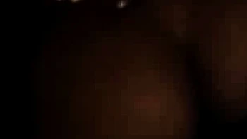 Mature salope baisée violemment en face par un énorme noir