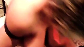 Samm Phoenix grosse poitrine se branle au dildo en live