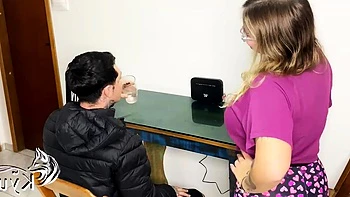 O amigo do meu namorado veio e me fodeu com força