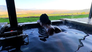 Petite hotwife noire baisée en levrette à l'aube