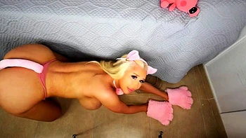 Amanda Toy blonde finlandaise nue se masturbe aux gros seins