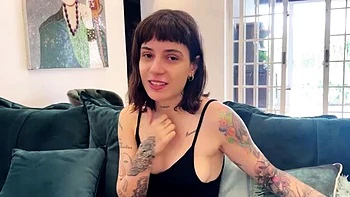 Jeune pute suce une bite et renifle des pets pour le vendeur