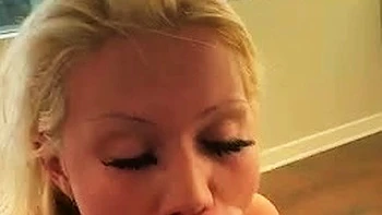 PAWG loira de Houston chupando um grande pau interracial