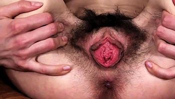 Brunette peluda Natalie Flowers se masturbando sozinha