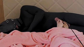 Göttin Elisa spielt Fußfetisch an kaltem Tag