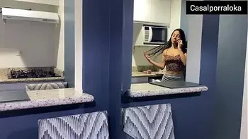 Karen oliver se vinga da amiga safada.colocando ela para foder com dois negao enquanto ela coxila