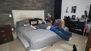 Me cojo al vecino en mi cama mientras mi esposo se folla a su esposa en la sala (1/2)