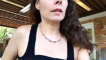 Minha quente meia-irmã brinca com a buceta na webcam