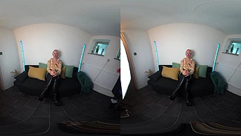 Немка-любительница блондинка кончает в VR видео