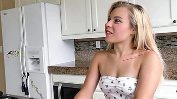 Petite belle-fille Skylar baise sa première fois seule