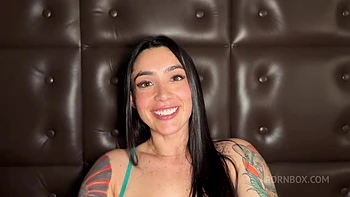 Nefernick will ein hartes Dreier-DP mit zwei Spaniern