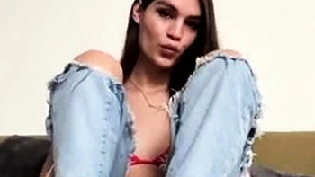 Кайли Хаале играет с носками и трахает ножки